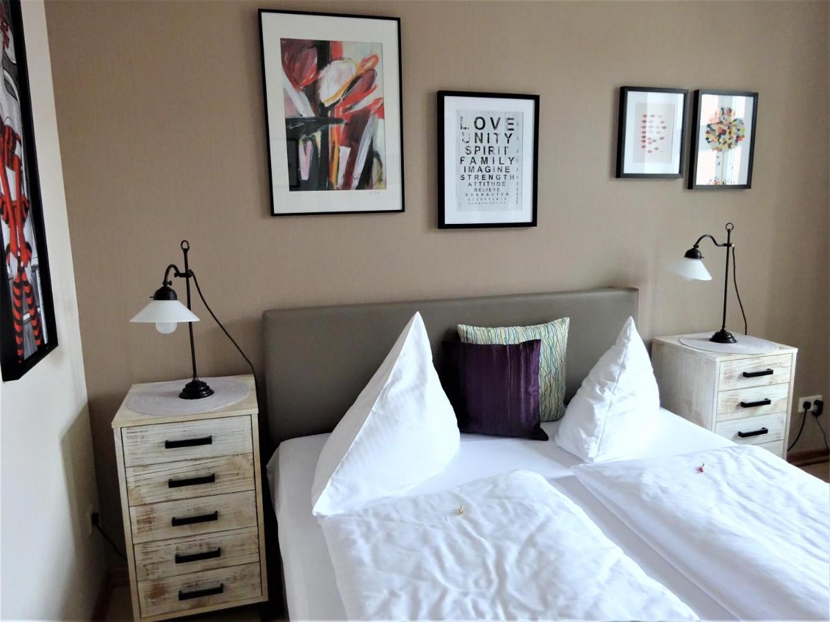 שטראלסונד Hotel Pension Zur Faehrbruecke מראה חיצוני תמונה