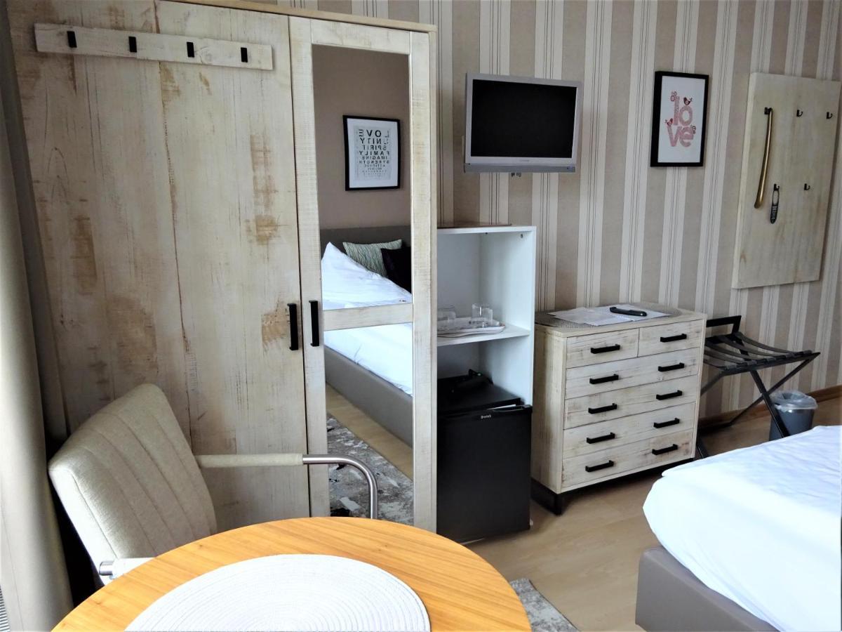 שטראלסונד Hotel Pension Zur Faehrbruecke מראה חיצוני תמונה