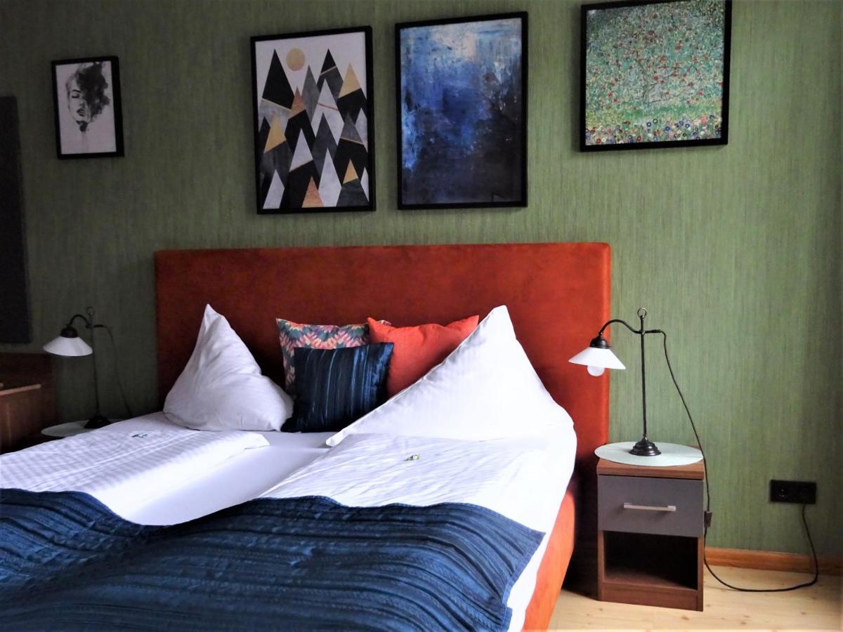 שטראלסונד Hotel Pension Zur Faehrbruecke מראה חיצוני תמונה
