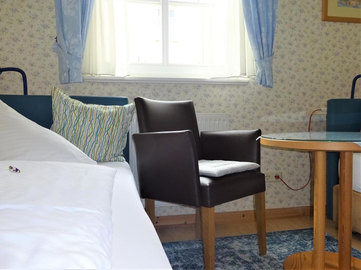 שטראלסונד Hotel Pension Zur Faehrbruecke מראה חיצוני תמונה
