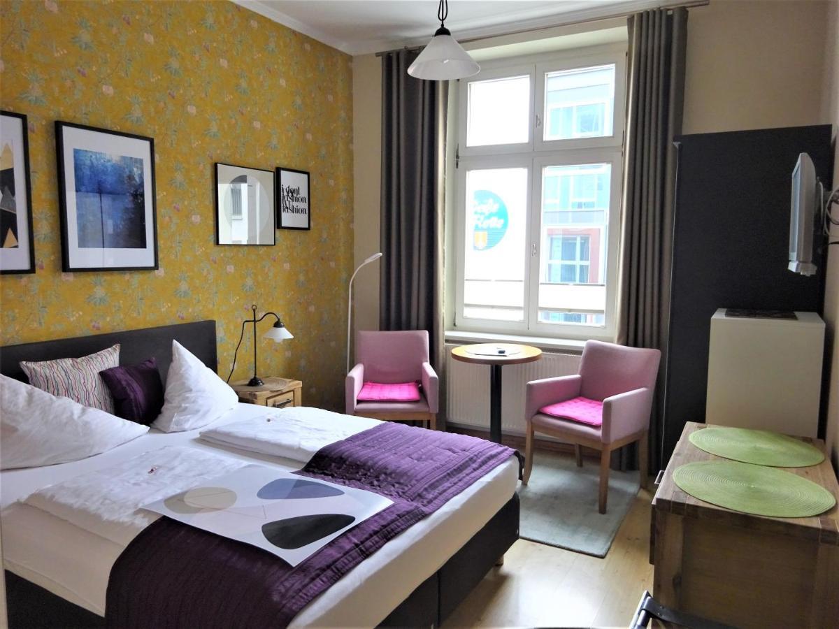 שטראלסונד Hotel Pension Zur Faehrbruecke מראה חיצוני תמונה