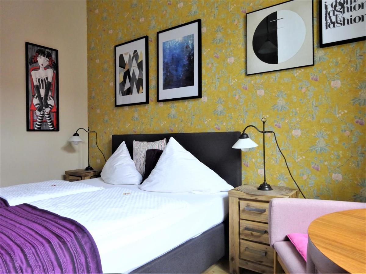 שטראלסונד Hotel Pension Zur Faehrbruecke מראה חיצוני תמונה