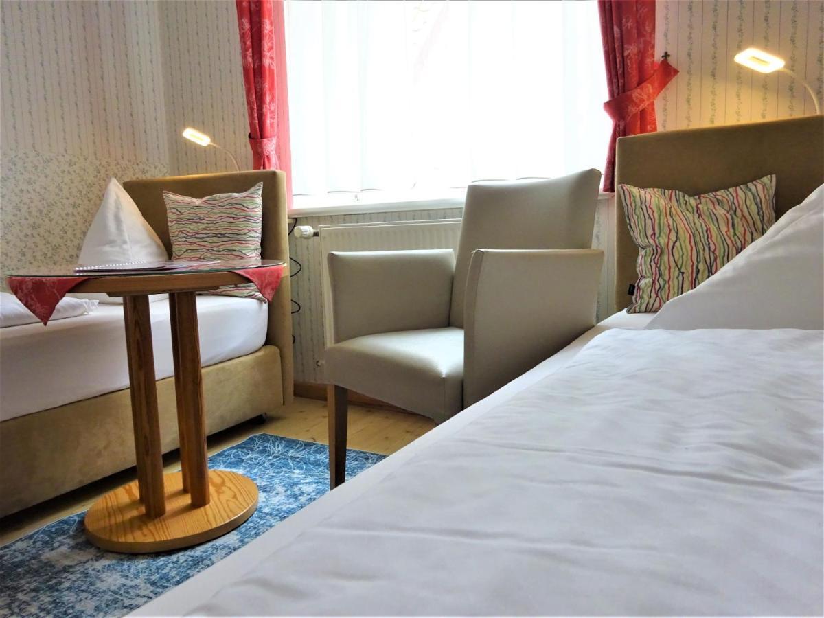 שטראלסונד Hotel Pension Zur Faehrbruecke מראה חיצוני תמונה