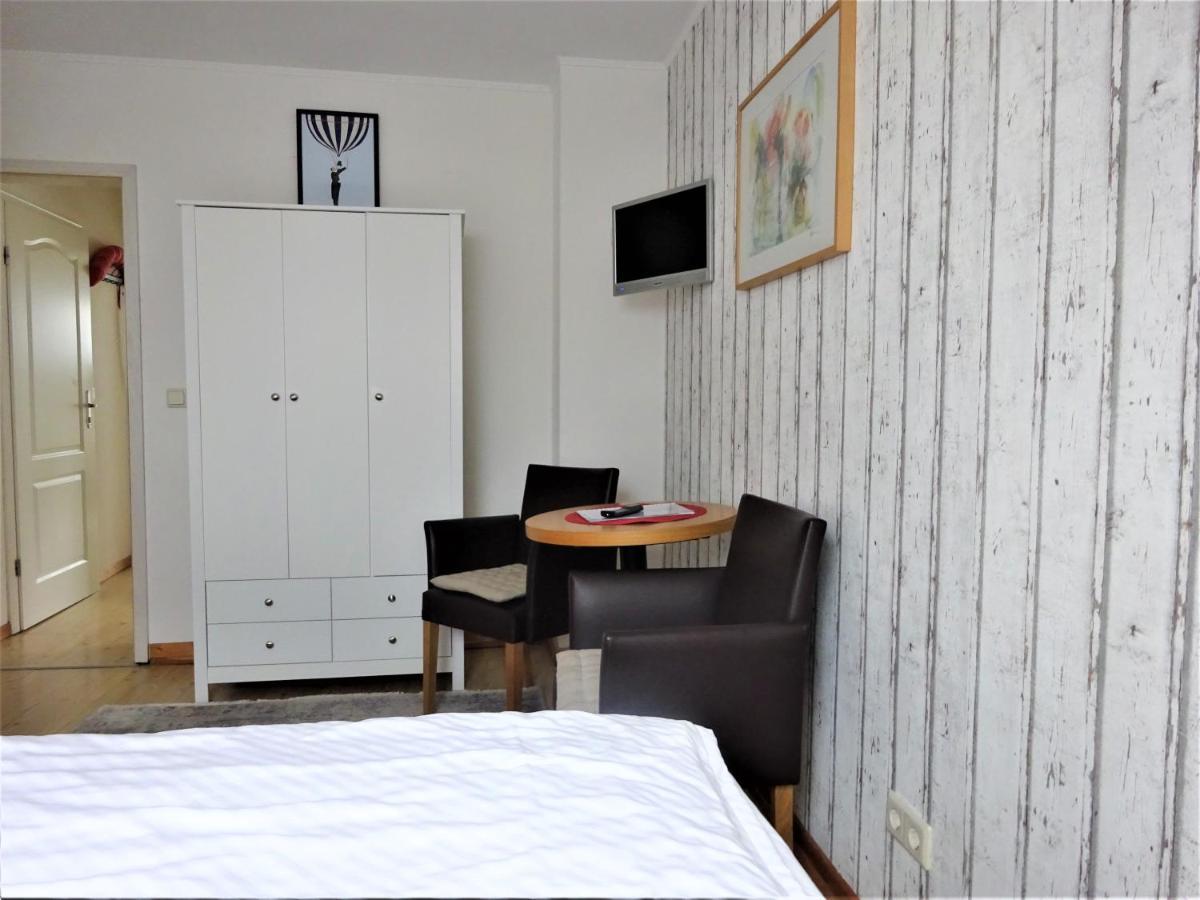 שטראלסונד Hotel Pension Zur Faehrbruecke מראה חיצוני תמונה