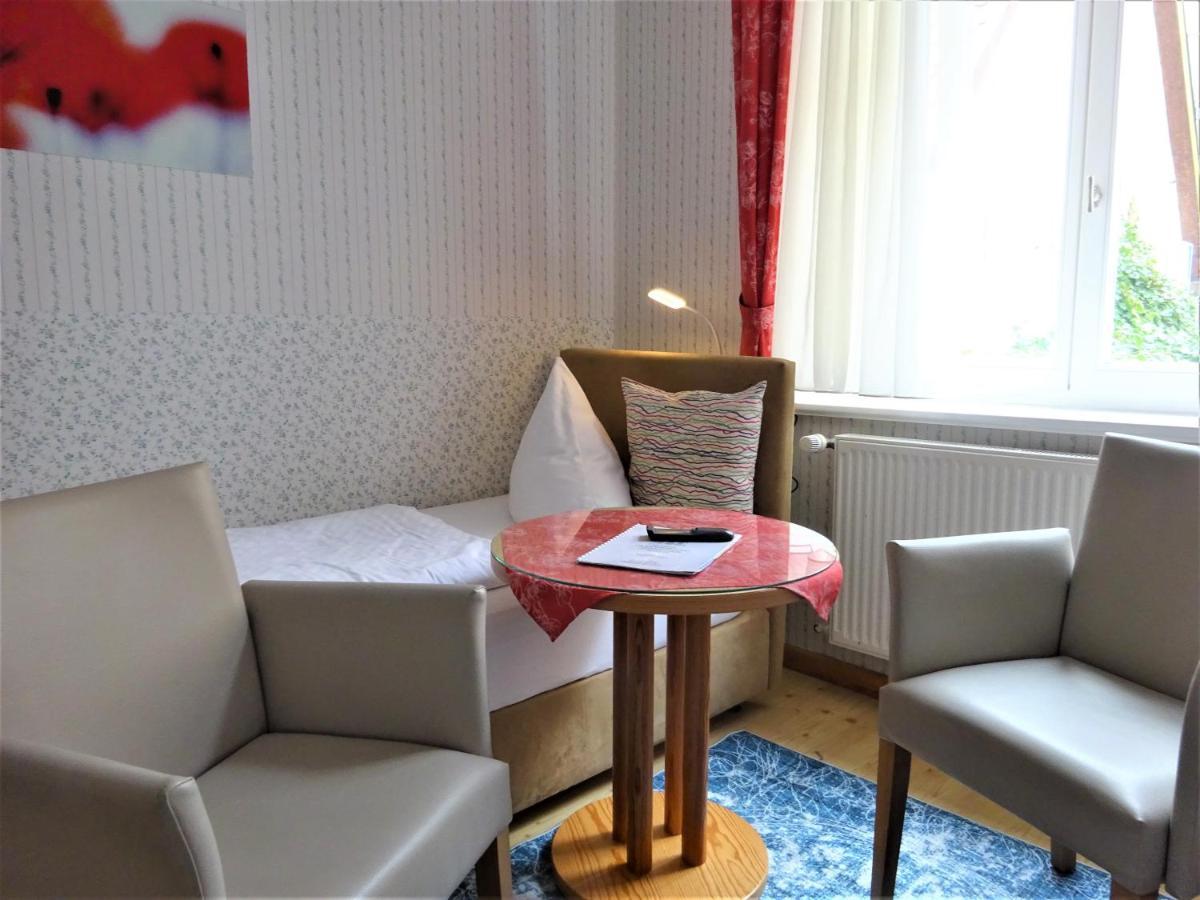 שטראלסונד Hotel Pension Zur Faehrbruecke מראה חיצוני תמונה