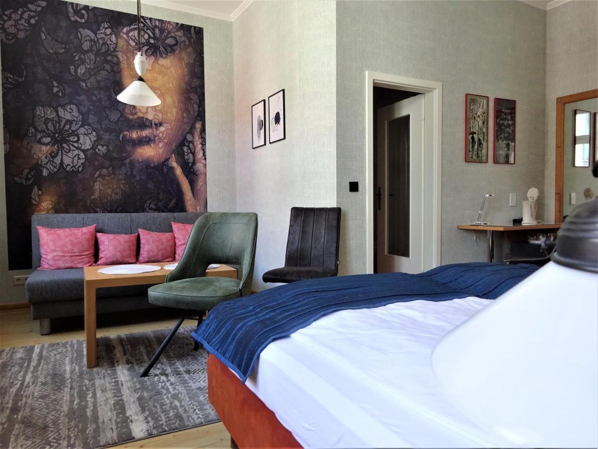 שטראלסונד Hotel Pension Zur Faehrbruecke מראה חיצוני תמונה