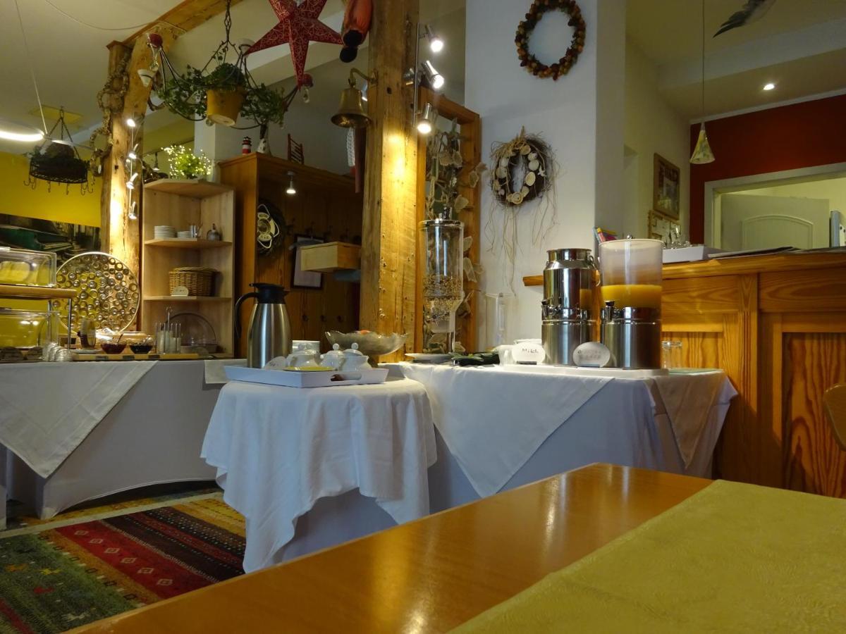שטראלסונד Hotel Pension Zur Faehrbruecke מראה חיצוני תמונה
