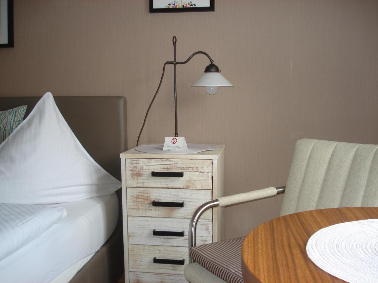 שטראלסונד Hotel Pension Zur Faehrbruecke מראה חיצוני תמונה
