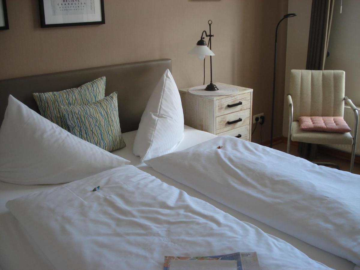 שטראלסונד Hotel Pension Zur Faehrbruecke מראה חיצוני תמונה