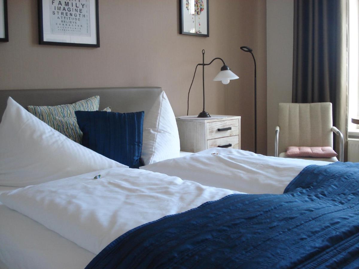 שטראלסונד Hotel Pension Zur Faehrbruecke מראה חיצוני תמונה